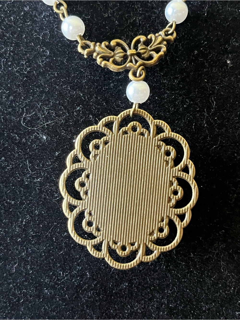 Vintage-Style Gold Cameo Pendant Necklace with Pearls - Picture 3 of 4